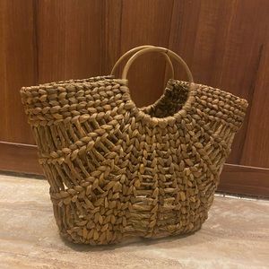 Wood handle straw tote